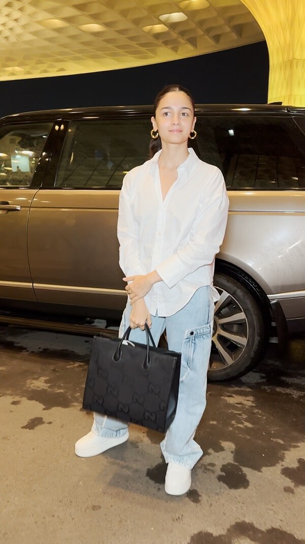 Alia Bhatt at Mumbai airport (Courtesy: Manav Manglani)