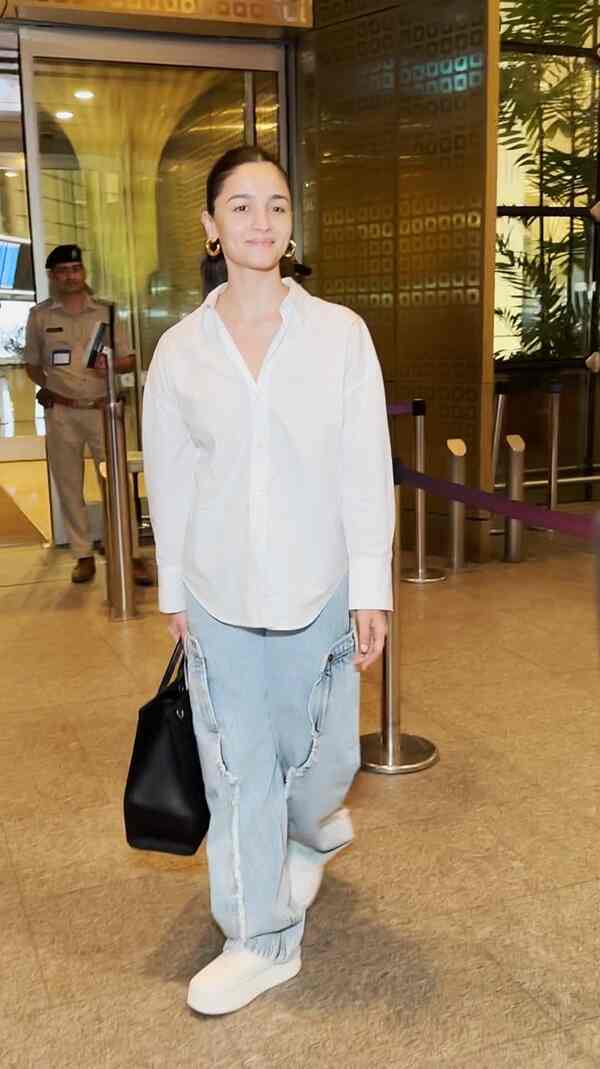 Alia Bhatt at Mumbai airport (Courtesy: Manav Manglani)