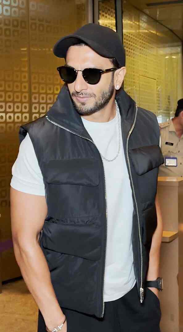 Ranveer Singh at Mumbai airport (Courtesy: Manav Manglani)