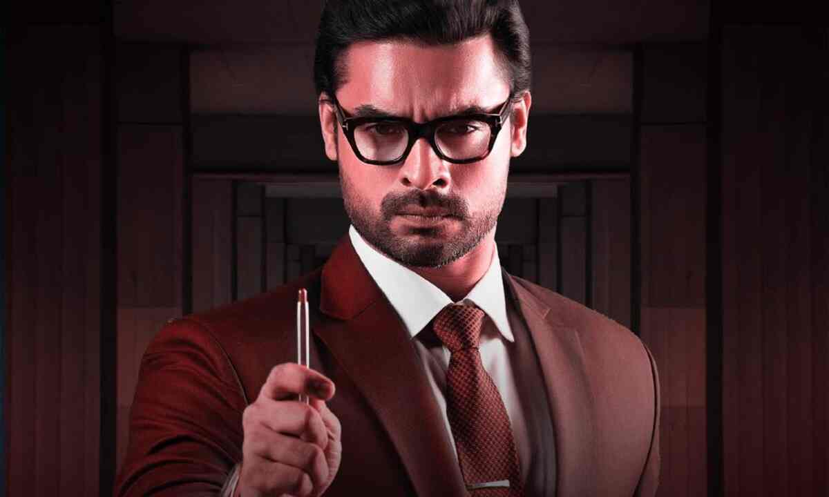 In which movie does Tovino Thomas play the role of a TV news anchor?	