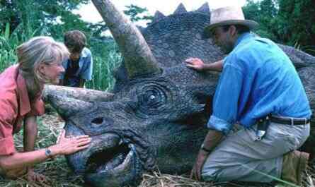 Which legendary actress reportedly refused a role in Steven Spielberg’s 1993 film 'Jurassic Park'?