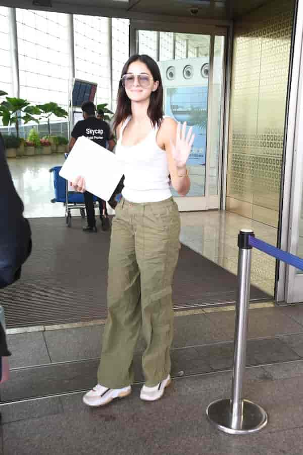 Ananya Panday at Mumbai airport (Courtesy: Manav Manglani)