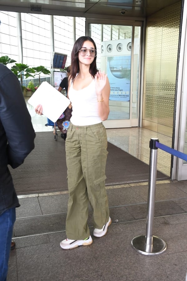 Ananya Panday at Mumbai airport (Courtesy: Manav Manglani)