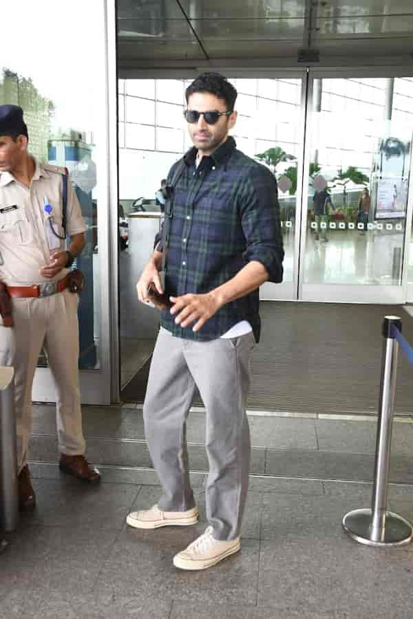 Aditya Roy Kapur at Mumbai airport (Courtesy: Manav Manglani)