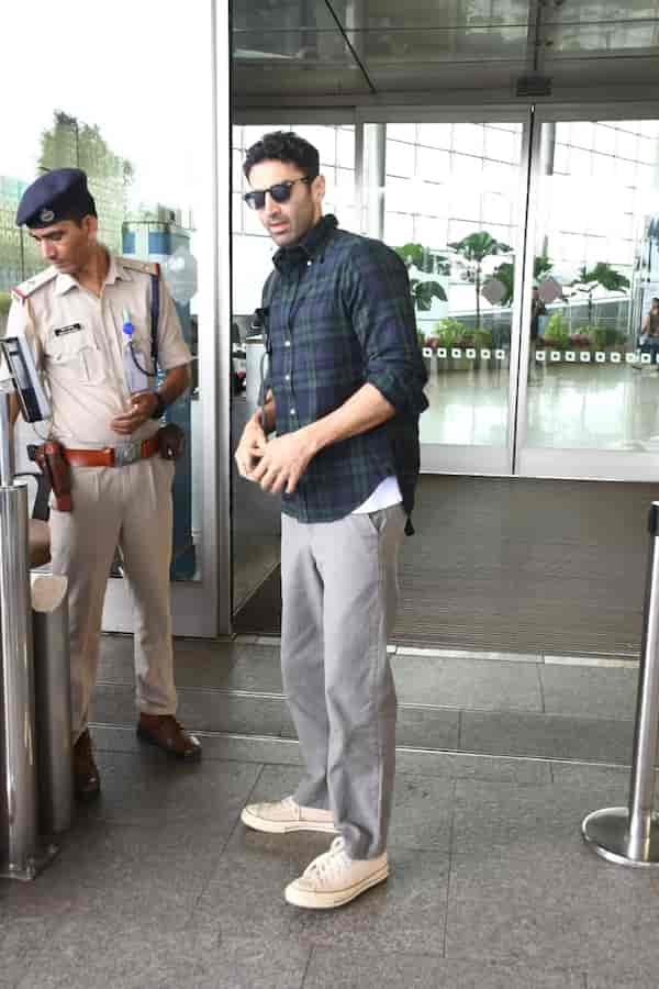 Aditya Roy Kapur at Mumbai airport (Courtesy: Manav Manglani)