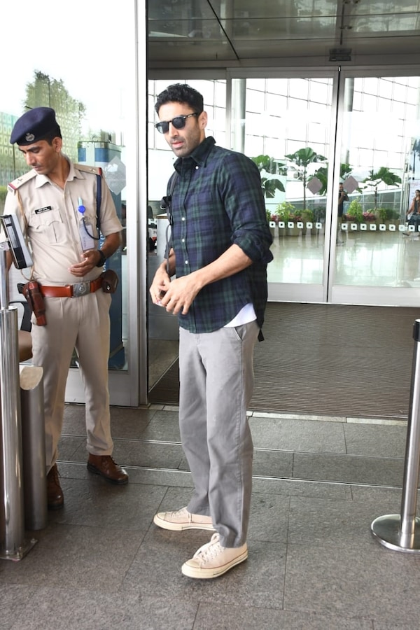 Aditya Roy Kapur at Mumbai airport (Courtesy: Manav Manglani)