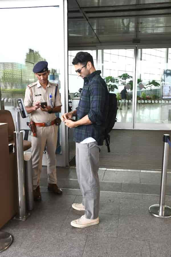 Aditya Roy Kapur at Mumbai airport (Courtesy: Manav Manglani)