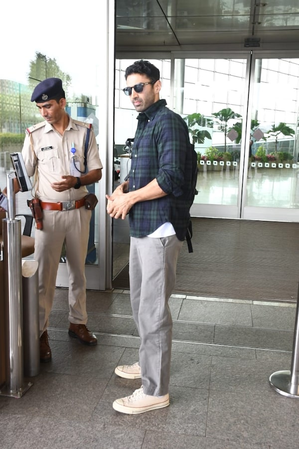 Aditya Roy Kapur at Mumbai airport (Courtesy: Manav Manglani)