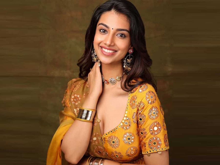 Meenakshi Chaudhary bags a Telugu biggie with THIS star; details inside