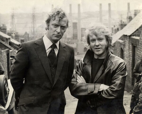 Michael Caine (L) and Hodges on the sets of Get Carter (1971)
