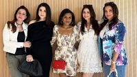 Mindy Kaling meets 'Bollywood Wives' Maheep Kapoor, Bhavana Panday, Seema Kiran Sajdeh, Neelam Kothari Soni in Mumbai; see photos