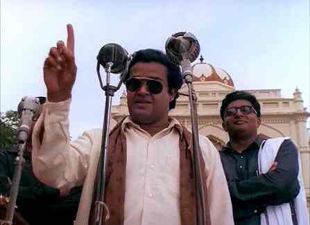 Mohanlal and Prakash Raj in a scene from Iruvar.