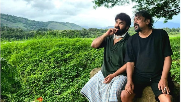 Mohanlal and Santosh Sivan on the sets of Olavum Theeravum