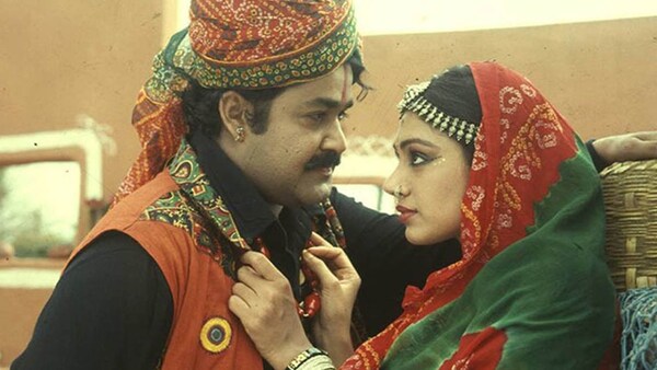 Mohanlal and Shobana in Thenmavin Kombath.