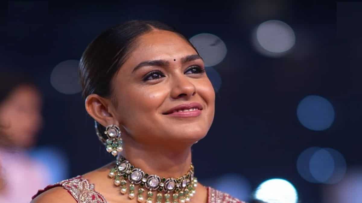 https://www.mobilemasala.com/film-gossip/Mrunal-Thakur-opens-up-about-her-take-on-nepotism-says-media-interrupted-her-interview-for-THIS-actor-i212977