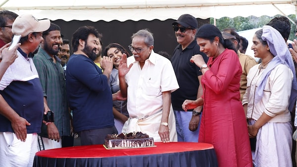 MT Vasudevan Nair celebrates his birthday on the sets of Olavum Theeravum