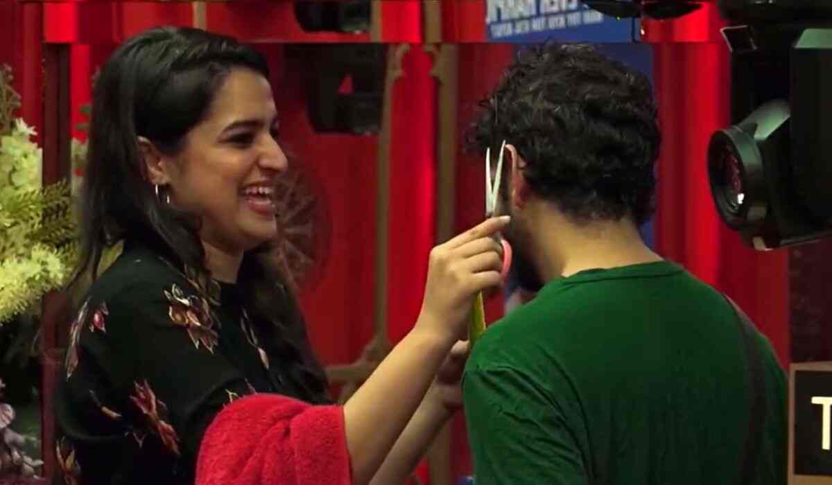 Bigg Boss 17- Ayesha Khan giving a haircut to Munawar Faruqui is the sweetest thing that you will see on the internet today!