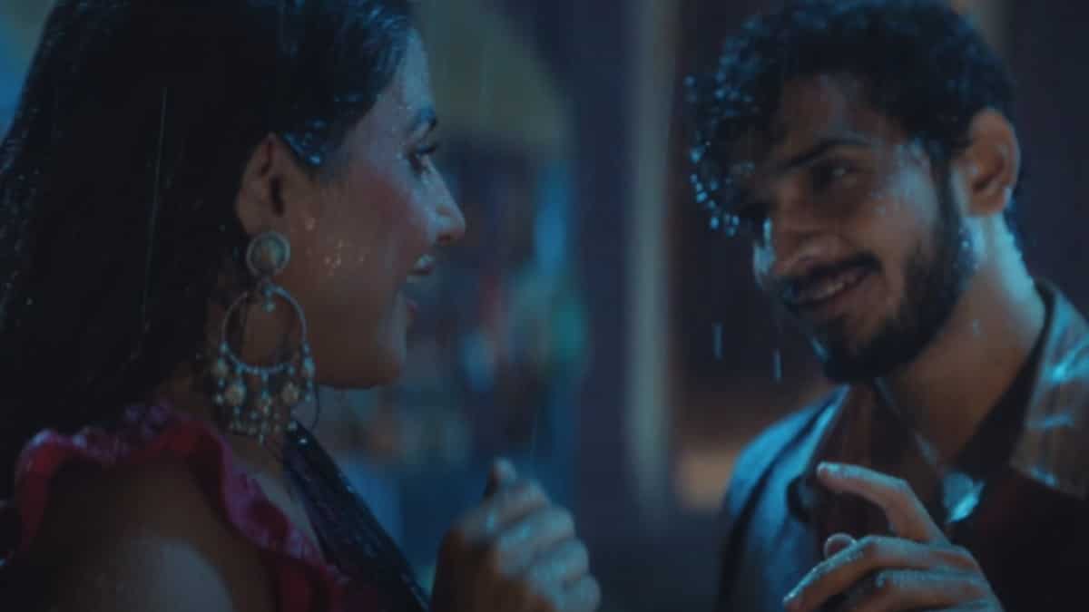 https://www.mobilemasala.com/music/Halki-Halki-Si-music-video-Watch-Munawar-Faruqui-and-Hina-Khan-romance-in-and-with-the-rain-i217539