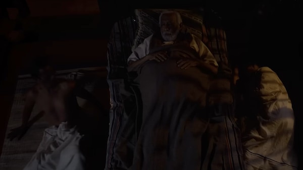 Nedumudi Venu in a still from Swargam Thurakkunna Samayam