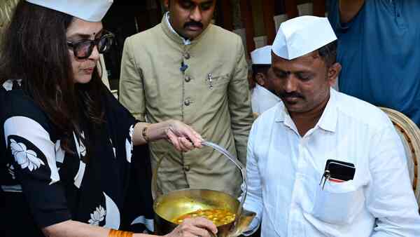 Why did Neena Gupta treat Mumbai's dabbawala to a meal at Shiv Shastri Balboa's poster launch?