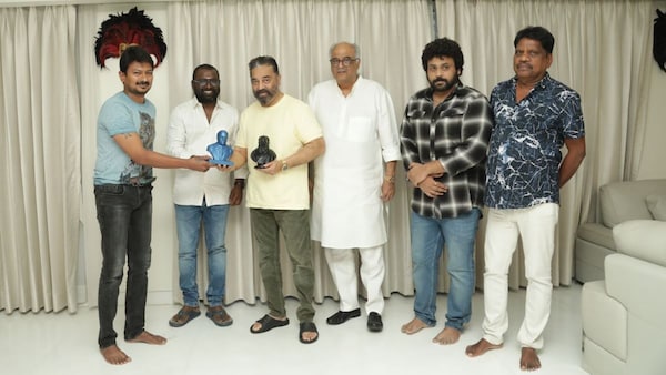 On the day of Vikram's OTT release, Kamal Haasan honours team Nenjuku Needhi for its 50-day run