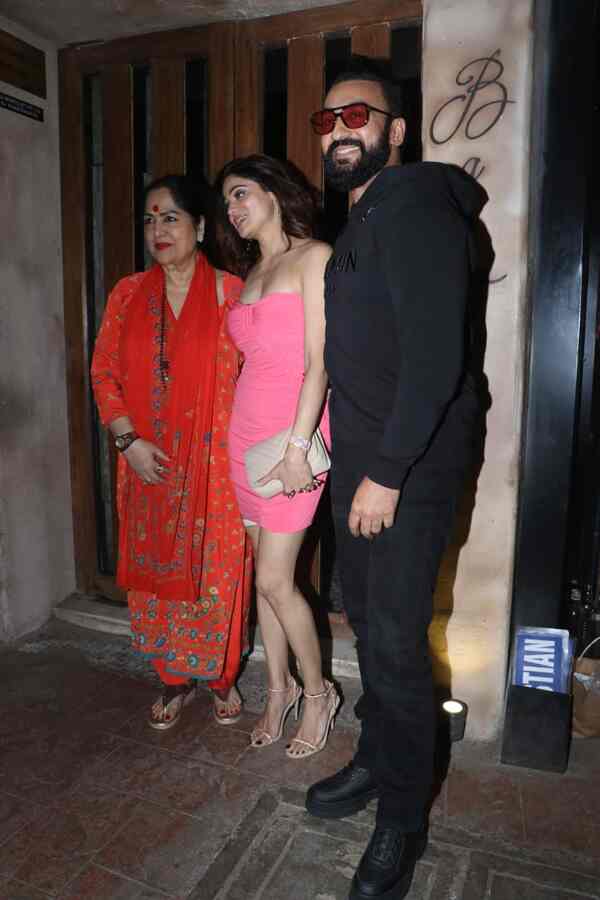 Sunanda Shetty (Shamita's mother), Shamita Shetty and Raj Kundra.