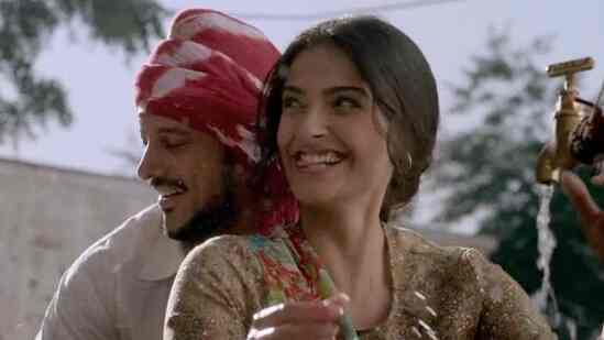 Sonam Kapoor 'benevolently' did Bhaag Milkha Bhaag for  r₹r11, reveals Rakeysh Omprakash Mehra