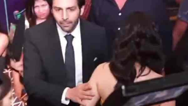 Watch: Sara Ali Khan brushes past Kartik Aaryan at OTTplay Awards 2022; his reaction is priceless