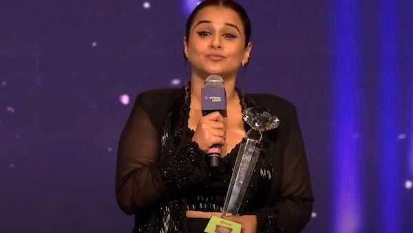 OTTplay Awards 2022: Vidya Balan gives husband Siddharth Roy Kapur a flying kiss, Kartik Aaryan catches it
