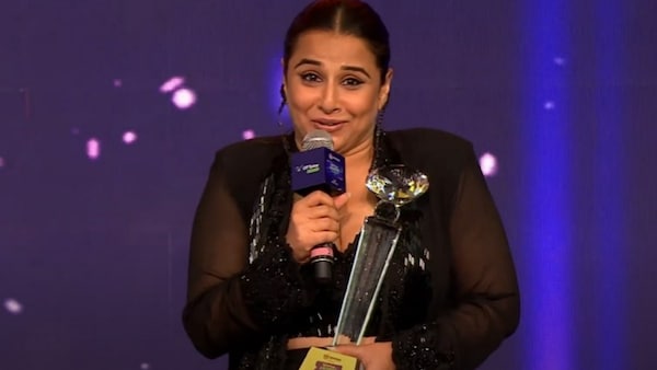 Vidya Balan makes an adorable goof-up at OTTplay Awards 2022 and leaves us loving her more