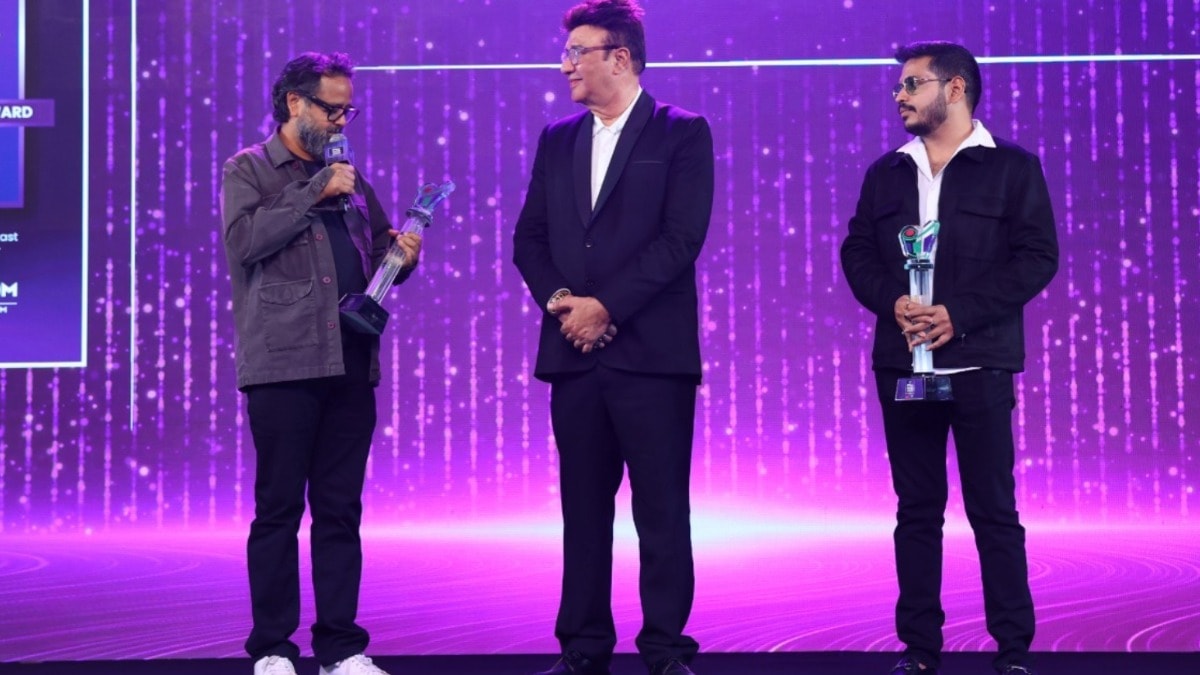 OTTplay Awards 2025: Nikkhil Advani and Pradeep Mallai share the Best Director Award (Web Series) for Sony Liv's Freedom at Midnight and Zee5's Vikkatakavi respectively