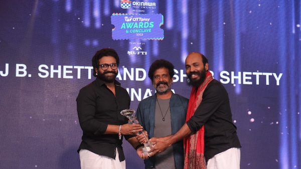 Rishab and Raj receiving the award from Guru Somasundaram at an earlier edition of OTTplay Awards