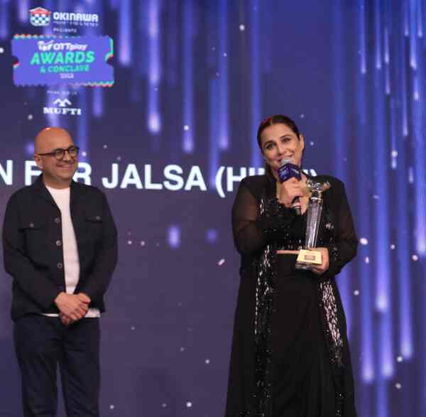 Kamal Kushlani, Founder and CEO of Mufti presenting to Vidya Balan