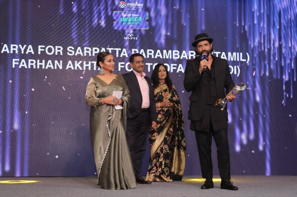 Jeetender Sharma, Founder and MD of Okinawa Autotech, Dr Rupali Sharma, Co-founder of Okinawa Autotech and actress Divya Dutta present to Farhan Akhtar