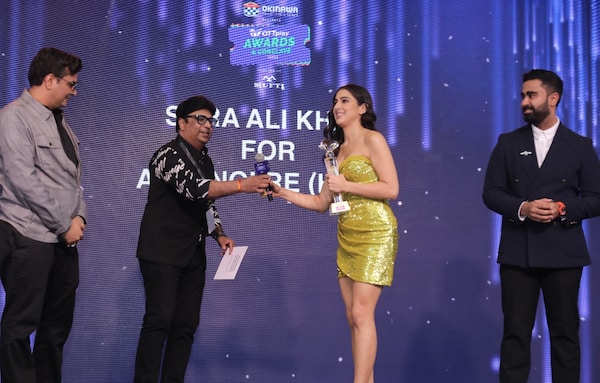 Sara Ali Khan receives her award from Gaurav Sareen of Monkey Shoulders