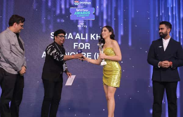 Sara Ali Khan receives her award from Gaurav Sareen of Monkey Shoulders