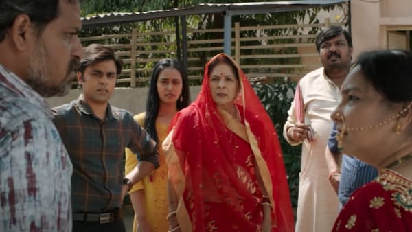 Panchayat 3 – Jitendra Kumar’s Sachiv and ‘Bhushan’ Durgesh Kumar fight it out, Watch