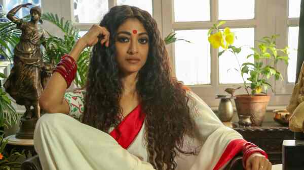 Paoli as Sulochona in Byomkesh Hotyamancha