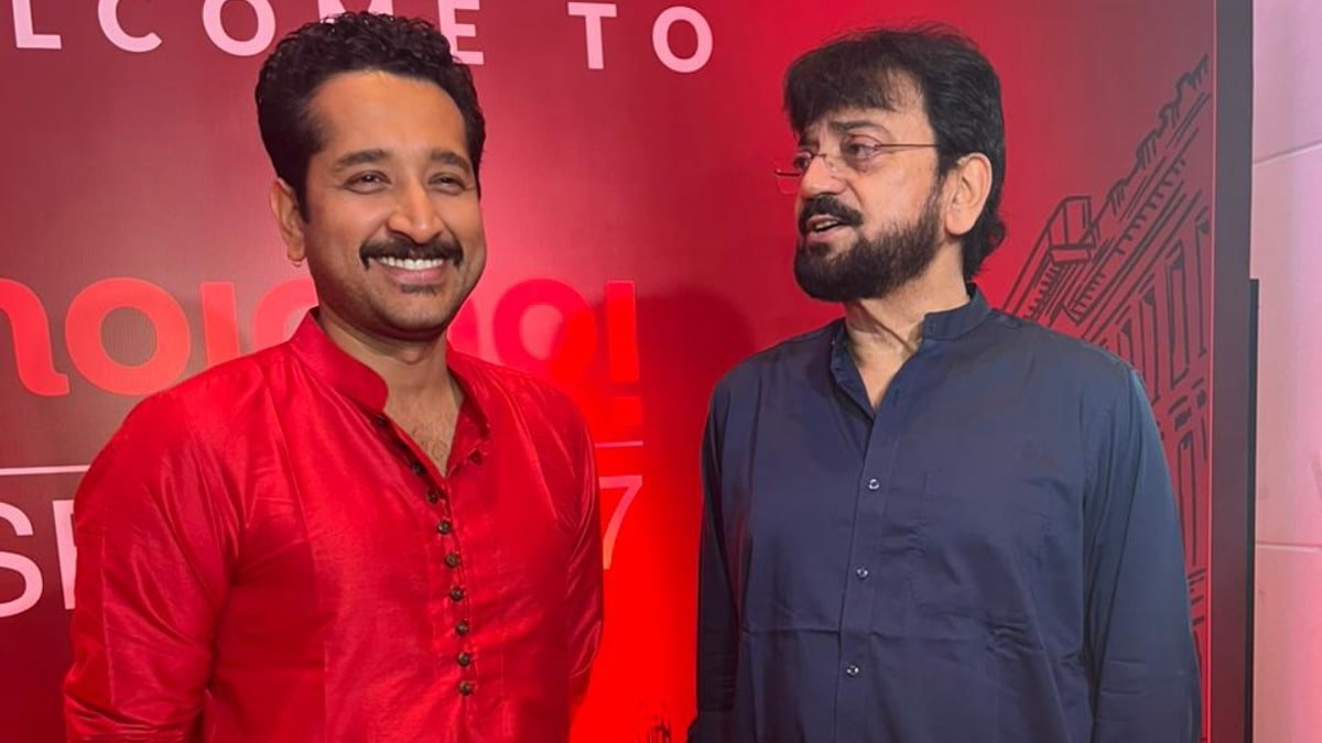 Parambrata Chatterjee turns percussionist at Hoichoi party
