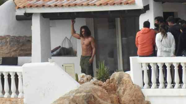 Shah Rukh Khan's LEAKED pic from Pathaan sets in Spain creates a storm and Twitterati can't keep calm!