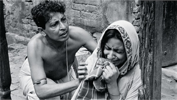 Pather Panchali is centred on a family that lives in a dilapidated hut, in a village called Nischindipur in Bengal.