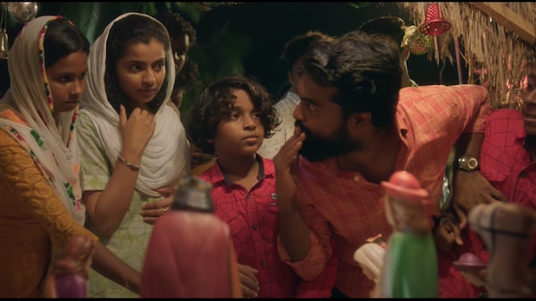 Theeyanu from Pathrosinte Padappukal: A romantic number with Dinoy Paulose and Ranjita Menon flirting