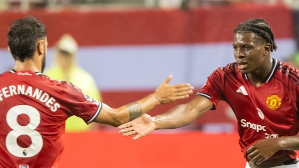 Patrick Dorgu and Bruno Fernandes after Dorgu's goal. Image | MUFC on X