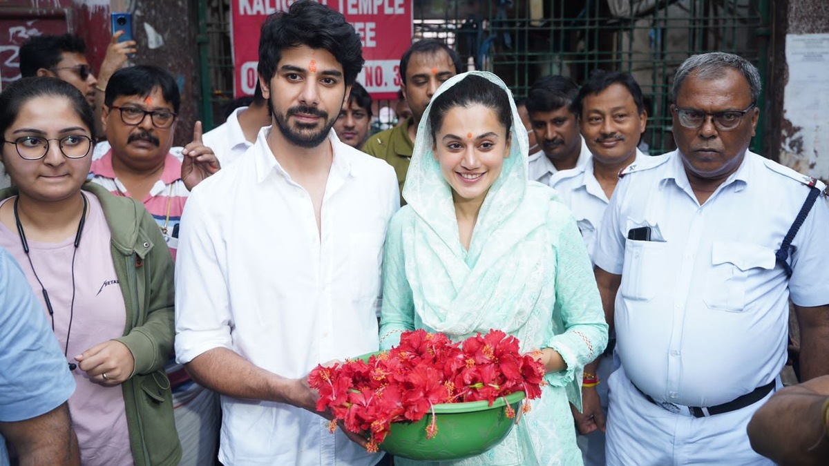 Dobaaraa: Taapsee Pannu and Pavail Gulati visit Kalighat Temple for aarti and prayer on release day