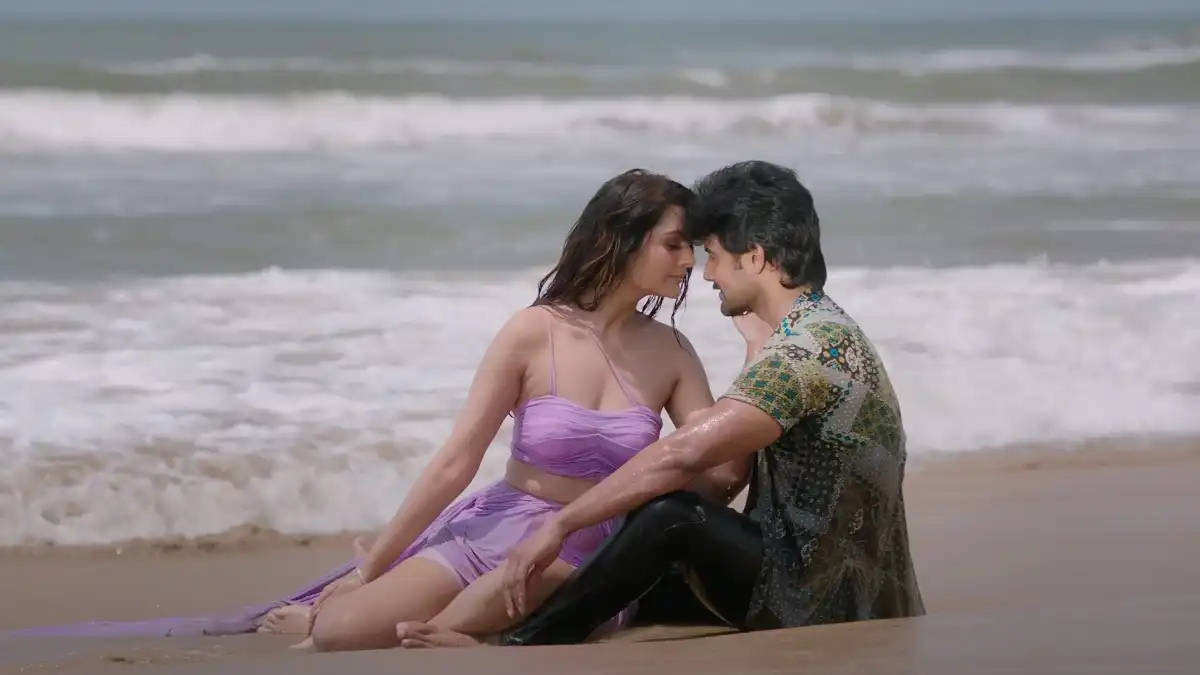 Samayanike from Tees Maar Khan: Aadi Saikumar and Payal Rajput are in the mood for romance by the beach