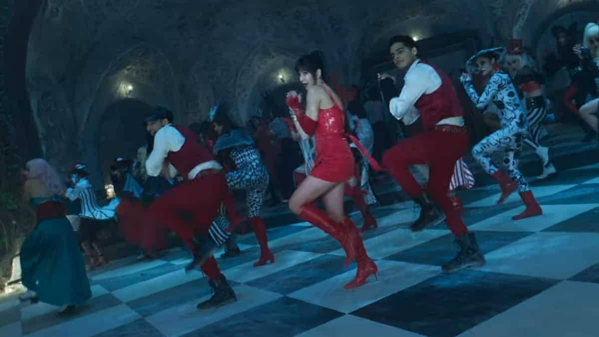 Phone Bhoot song Kinna Sonna teaser: 'Red hot' Katrina Kaif shows her  smooth moves with Ishaan Khatter, Siddhant Chaturvedi