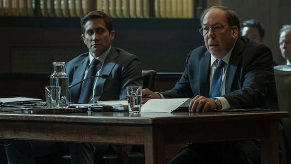 Jake Gyllenhaal and Bill Camp in Presumed Innocent