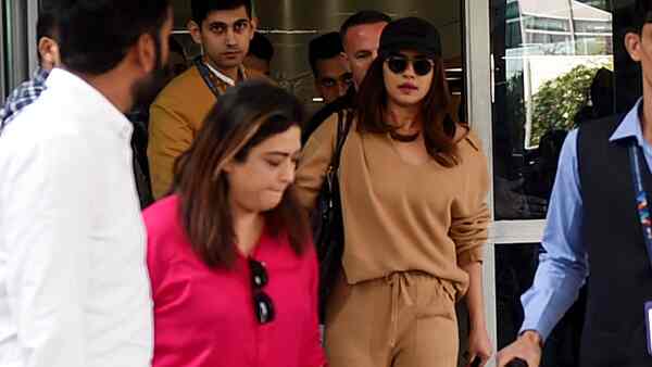 Priyanka Chopra looks dapper as she arrives in Delhi (Image source: Manav Manglani)