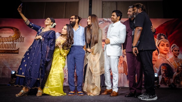 Aishwarya clicks a selfie with her co-stars