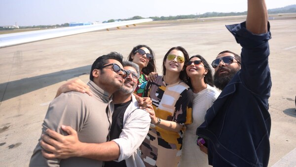 Ponniyin Selvan 2 team lands at Kochi, Vikram clicks a selfie with Trisha, Karthi and Jayam Ravi